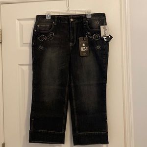 Women’s Zana Di Jeans size 18W Plus capri length never worn with embellishments.